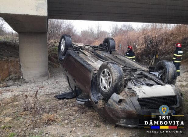 S-a răsturnat cu mașina de pe pod în comuna I.L. Caragiale S-a răsturnat cu mașina de pe pod în comuna I.L. Caragiale, Detașamentul de Pompieri Moreni a intervenit cu o autospecială de stingere cu modul de descarcerare și un echipaj SMURD.