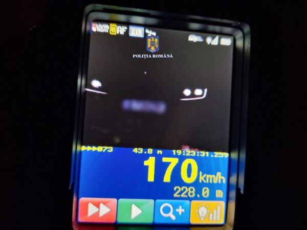 Șofer prins de politiștii dâmbovițeni pe raza localității Săcuieni, în timp ce conducea un autoturism cu viteza de 170 de km/h