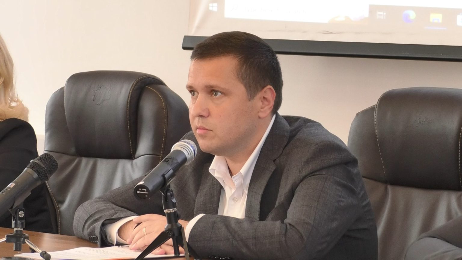 CJ Dâmbovița a semnat contractul de finanțare pentru achiziționarea a  17 microbuze școlare electrice și hibride, președintele CJ,