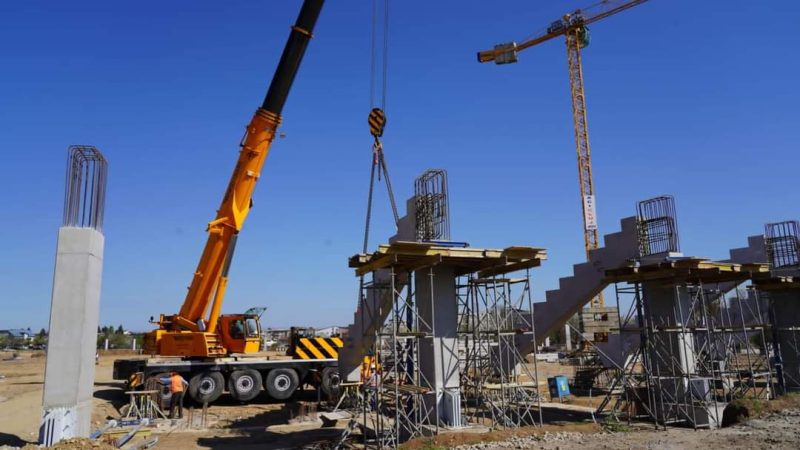 Se lucrează la montarea primelor  tribune ale complexului sportiv "Dâmbovița Arena" , potrivit președintelui CJ Dâmbovița Corneliu Ștefan