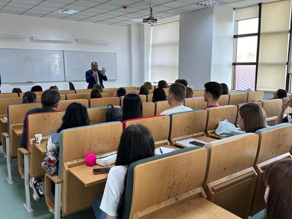 Într-o inițiativă ce îmbină educația și colaborarea interinstituțională, Universitatea " Valahia" din Târgoviște prin Facultatea de Drept și Științe Administrative, a dat startul colaborărilor cu instituții publice. Așa cum au afirmat rectorul Universității Valahia, conf.univ.dr. Ioan Corneliu Sălișteanu și președintele Senatului Universității Valahia, conf.univ.dr.Claudia Gilia, astfel de acțiuni sunt în spiritul deschiderii conducerii Universității spre colaborări importante . Penitenciarul Mioveni, sub conducerea subcomisarului de poliție penitenciară, Patric Daniel Ghebaru, a participat la un curs de Drept Procesual Penal organizat de Facultatea de Drept și Științe Administrative a Universității "Valahia" din Târgoviște.Titularul cursului este conf.univ.dr. avocat Denisa Barbu. Această colaborare a adus în prim-plan discuții esențiale despre procesul execuțional și reintegrarea socială a persoanelor private de libertate. Subcomisarul Patric Daniel Ghebaru a condus delegația Penitenciarului Mioveni în cadrul acestui eveniment academic, unde s-au abordat diverse aspecte legate de procesul penal, inclusiv liberarea condiționată și regimurile de executare. Dialogul deschis și amplu a permis analiza evoluției și transformării aspectelor interne ale sistemului penitenciar, oferind o perspectivă detaliată asupra nevoilor și provocărilor în ceea ce privește reintegrarea socială a deținuților. Pe parcursul prezentării legislative, s-au dezbătut nu doar aspecte teoretice, ci și probleme litigioase de procesual penal, cu accent pe importanța reintegrării în societate a persoanelor condamnate. Această abordare holistică a întâlnirii a permis participanților să înțeleagă mai bine rolul educației și al colaborării interinstituționale în promovarea unei justiții penale eficiente și a unei reintegrări sociale durabile. La finalul evenimentului, s-a convenit asupra necesității unei colaborări continue și a unui dialog permanent între Penitenciarul Mioveni și Universitatea "Valahia", cu scopul de a consolida eforturile pentru îmbunătățirea sistemului penitenciar și pentru a promova educația și reintegrarea socială a deținuților. Penitenciarul Mioveni adresează sincere mulțumiri Facultății de Drept și Științe Administrative pentru deschiderea și sprijinul acordat în organizarea acestui eveniment deosebit. Împreună, aceste instituții continuă să-și construiască propria poveste, cu educația și colaborarea ca piloni fundamentali în eforturile lor de a aduce schimbări pozitive în comunitate și în sistemul penitenciar. Pagină cu pagină, acești parteneri demonstrează că educația este un instrument puternic pentru transformarea și îmbunătățirea societății noastre.