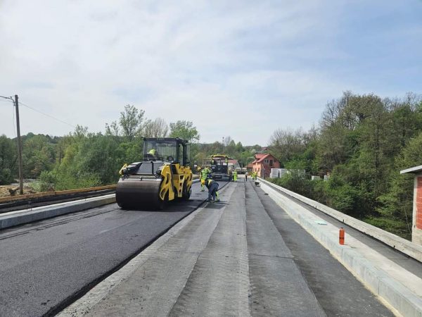 Pe podul de pe DJ 724 Malu cu Flori - Pucheni, s-a turnat primul strat de asfalt, acest obiect face parte din cadrul unei investiții de 76.000.000