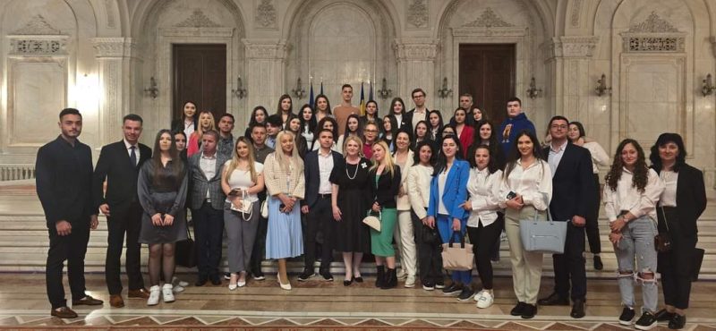 Tinerii studenți de la Universitatea Valahia au asistat la lucrările din plenul Camerei Deputaților Tinerii studenții ai  Facultății de Drept și Științe Administrative din cadrul Universității Valahia din Târgoviște au fost în vizita