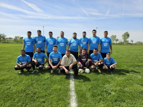 Echipa de fotbal Ghimpați a primit echipament nou. VIDEO Echipa de fotbal Ghimpați a primit echipament nou , duminică, 14.04.2024, înainte de partida de fotbal între echipele Ghimpați și Produlești.