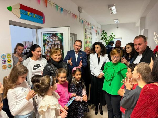 Primarul Emanuel Spătaru a fost invitat de copiii Școlii Valea Voievozilor, la tradiționalul Târg de Paște   Primarul Emanuel Spătaru a fost invitat de copiii Școlii Valea Voievozilor, la tradiționalul Târg de Paște, edilul nu a stat pe gânduri și a mers.