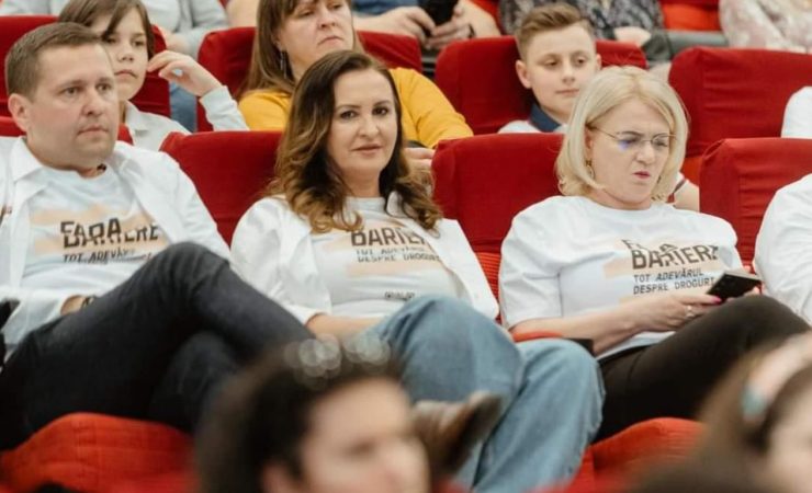 Caravana „Fără bariere – TOT adevărul despre droguri” a ajuns în Târgoviște Caravana "Fără bariere - TOT adevărul despre droguri" a ajuns în Târgoviște, Ministerul Familiei, Tineretului şi Egalității de Șanse