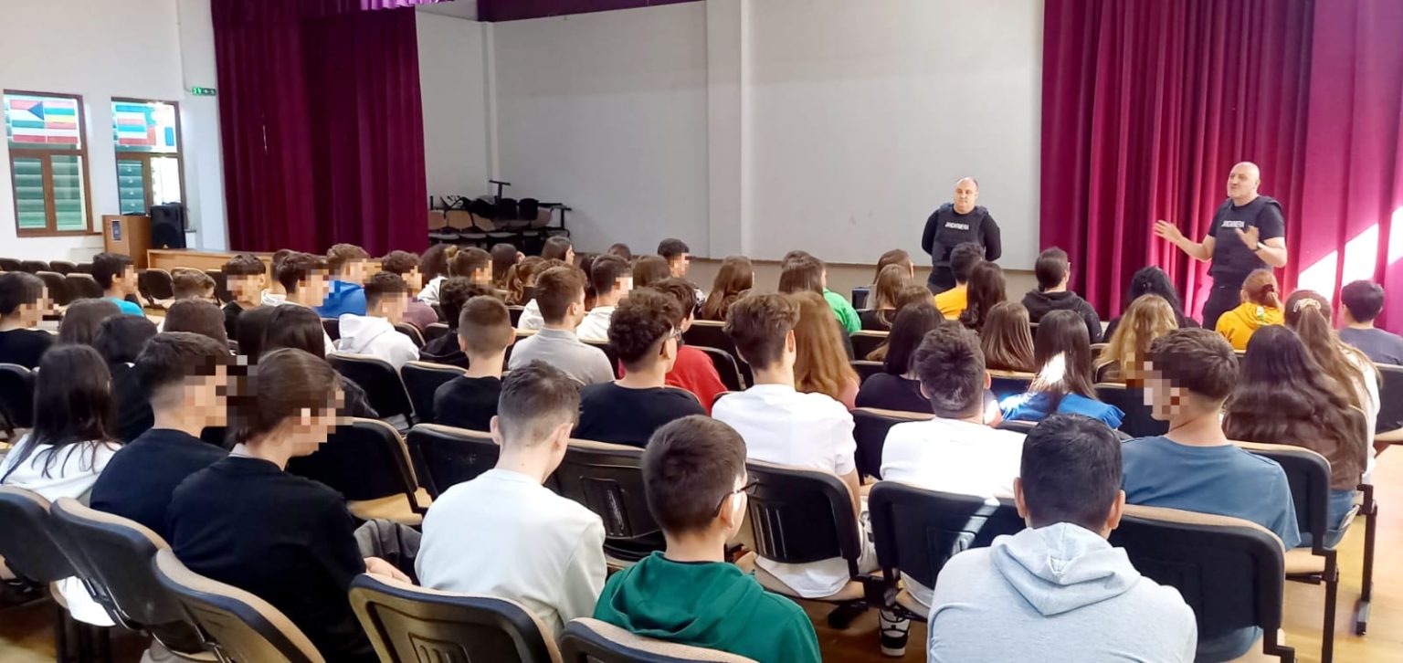 Jandarmii dâmbovițeni continuă acțiunile informativ-preventive în rândul liceenilor dâmbovițeni Un grup de prieteni potrivit, un comportament adecvat la școală și consecințele consumului de substanțe interzise