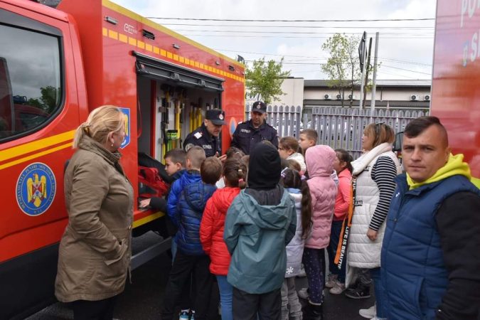 Final de "Saptamana Verde" la ISU Dâmbovița,  pe platoul Detașamentului de Pompieri Târgoviște, întâlnirile au continuat cu elevi ai Școlii ” Radu cel Mare” din Târgoviște.  