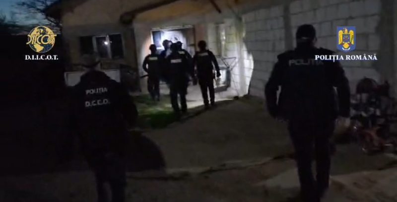 Mascații au descins la traficanţii de persoane, la data de 3 aprilie 2024, polițiștii Serviciului de Combatere a Criminalității Organizate Dâmbovița