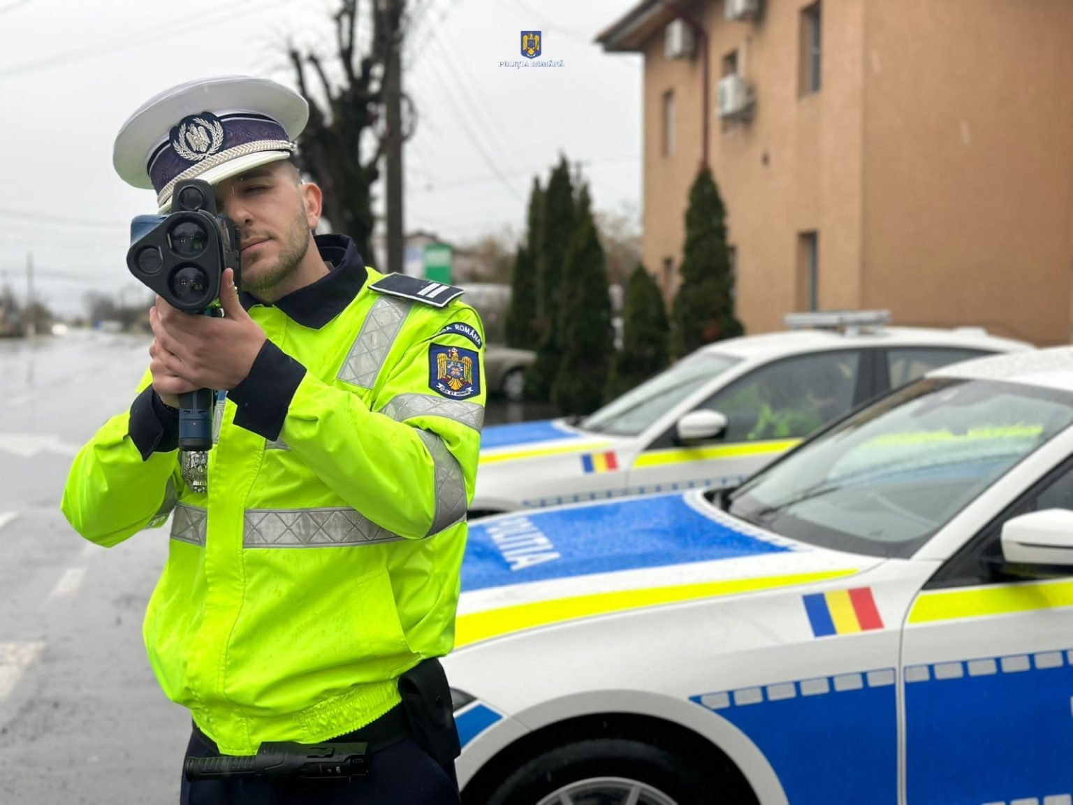 Polițiștii dâmbovițeni, la datorie în prima zi de Paște: Acțiuni extinse pentru siguranța cetățenilor Depistat cu viteză excesivă și fără permis pentru 120 de zile, polițiștii din  Găești au continuat activitățile pentru monitorizarea traficului și impunerea respectării legislației rutiere.