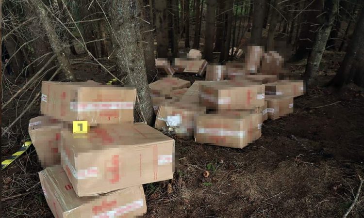 Cercetați pentru contrabandă și 40.000 de pachete de țigări confiscate în ultimele 48 de ore Cercetați pentru contrabandă și 40.000 de pachete de țigări confiscate în ultimele 48 de ore, polițiștii de frontieră suceveni au descoperit
