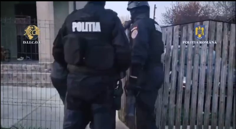 Bătaia de la Bucșani s-a lăsat cu arestarea a cinci bărbați care erau și hoți de meserie  Traficanții de droguri din Târgoviște și Ocnița, ridicați de mascați, polițiștii Serviciului de Combatere a Criminalității Organizate Dâmbovița