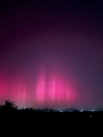 Aurora boreală, spectacol rar pe cerul României noaptea trecută însă fenomenul se datorează unei furtuni geomagnetice care a lovit Pământul Aurora boreală,  spectacol rar pe cerul României noaptea trecută,  reţelele de socializare s-au umplut de mii de fotografii spectaculoase
