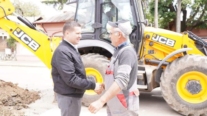 În comunele Băleni și Cornățelu se lucrează la investiții importante cu finanțare prin PJDL, președintele CJ Dâmbovița, Corneliu Ștefan a făcut o vizită în teren pe șantiere.