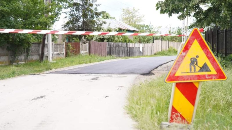 Programul lucrărilor de infrastructură rutieră din județul Dâmbovița În comunele Băleni și Cornățelu se lucrează la investiții importante cu finanțare prin PJDL, președintele CJ Dâmbovița, Corneliu Ștefan a făcut o vizită în teren pe șantiere.