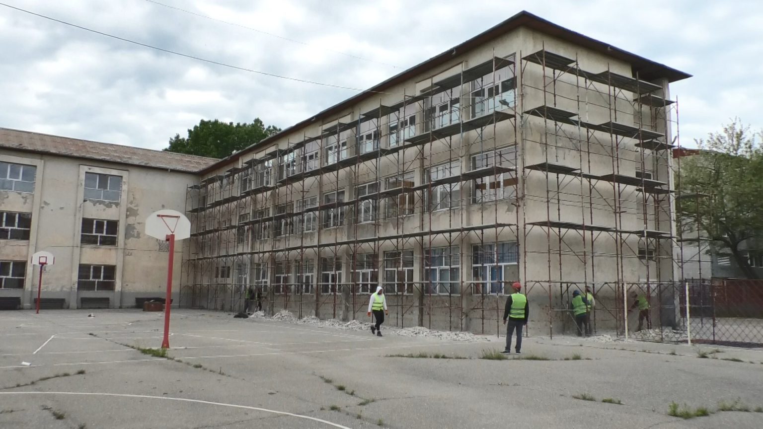 Au început lucrările de reabilitare și modernizare la Școala nr. 9 „Grigore Alexandrescu” din Târgoviște. VIDEO Au început lucrările de reabilitare și modernizare la Școala nr. 9 „Grigore Alexandrescu" din Târgoviște, este vorba despre un proiect important de renovare energetică.