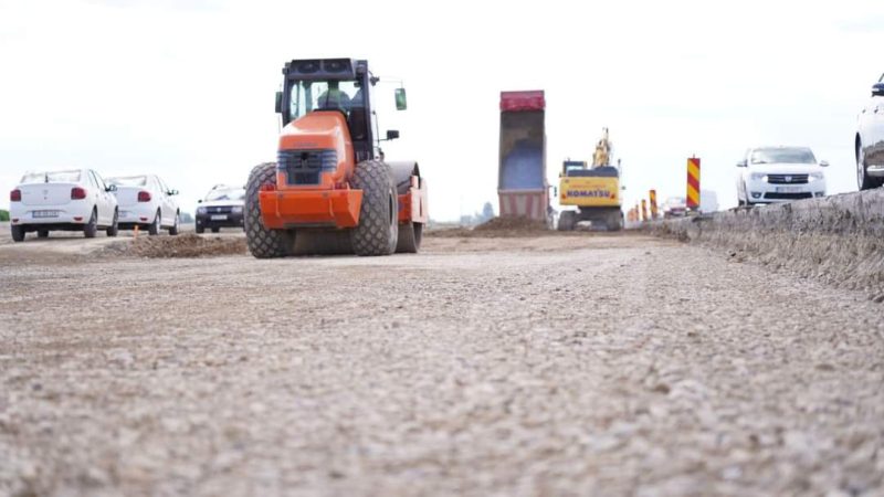 Vizită pe șantierul DN7 Bâldana – Titu, premierul Marcel Ciolacu și președintele CJ Dâmbovița, Corneliu Ștefan, au mers peșantierul lucrărilor de extindere la patru benzi a DN7 Bâldana – Titu. 