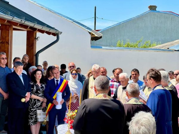 Administrația locală de la Răzvad a finalizat o nouă investiție Administrația locală de la Răzvad a finalizat o nouă investiție, o altă promisiune onorată, construirea unor capele pentru Parohiile Răzvadul de Sus și Răzvadul de Jos.