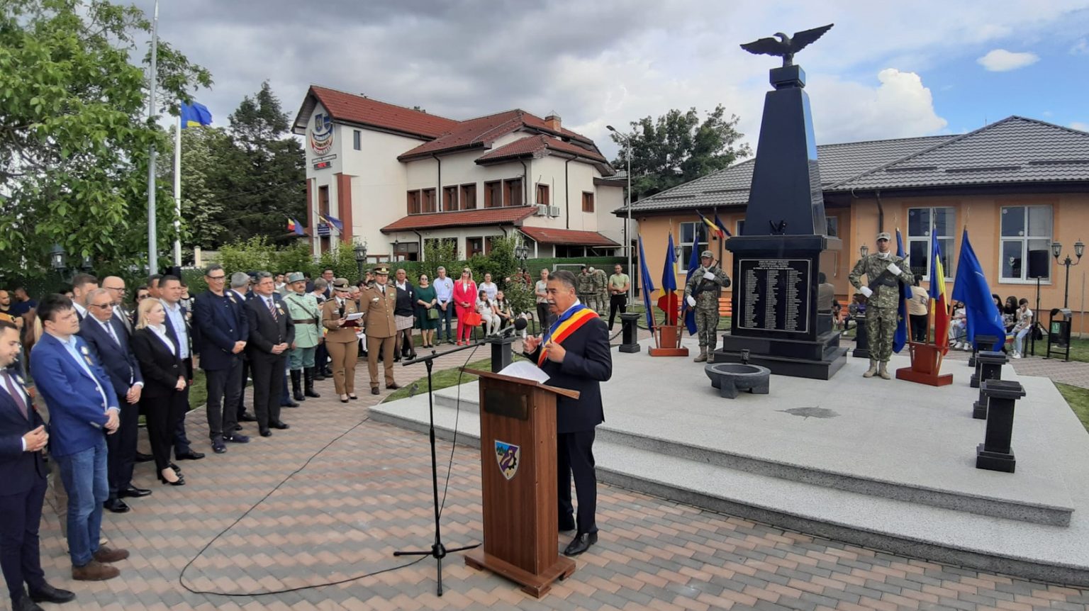 Comuna Niculești onorează eroii: Inaugurarea solemnă a noului Monument dedicat jertfei și curajului. VIDEO Comuna Niculești onorează eroii: Inaugurarea solemnă a noului Monument dedicat jertfei și curajului eroilor din Primul și Al Doilea Război Mondial.