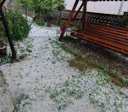 Prăpăd pe Valea Dâmboviței: Grindina a bătut  cu putere. VIDEO Prăpăd pe Valea Dâmboviței: Grindina a bătut  cu putere