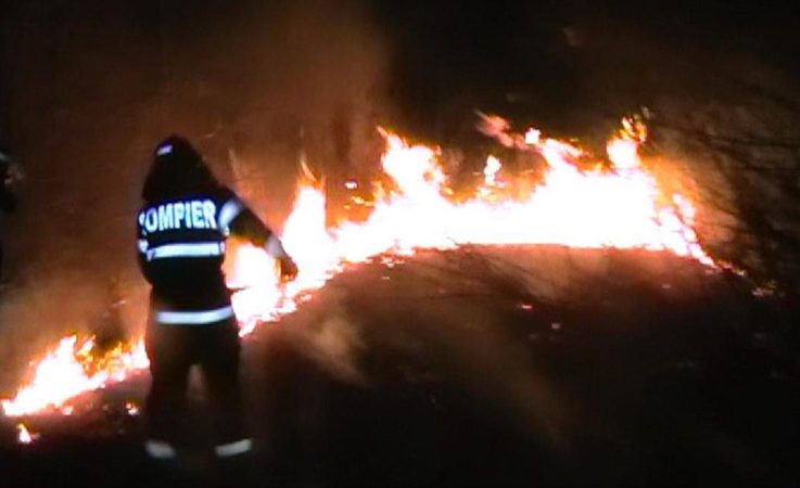 Incendiu de vegetație uscată în comuna Corbii Mari Incendiu de vegetație uscată în comuna Corbii Mari, Garda de Intervenție Potlogi a intervenit cu o autospecială de stingere cu apă și spumă.