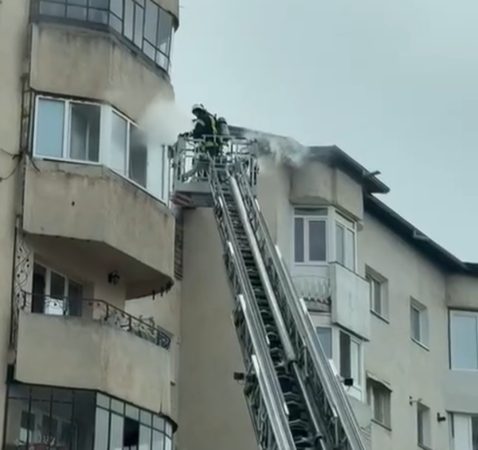 Clipe de groază pentru locatarii unui bloc din Târgoviște, un apartament a fost cuprins de flăcări  Clipe de groază pentru locatarii unui bloc din Târgoviște, un apartament a fost cuprins de flăcări, pe strada I.E. Florescu.