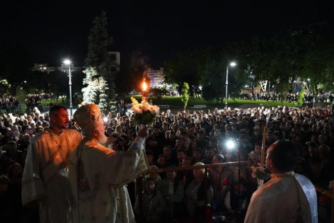 Învierea Domnului la Catedrala din Târgoviște  Învierea Domnului la Catedrala din Târgoviște, numeroși credincioși din municipiul Târgoviște, dintre care foarte mulți tineri,