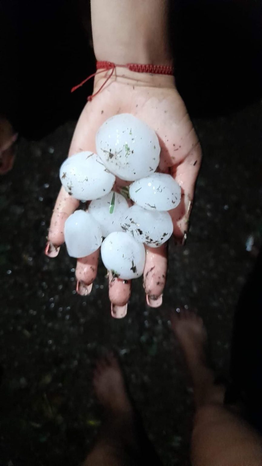 Nu vă uitați umbrele acasă: Vor fi intervale cu ploi și furtuni în mai multe regiuni ale țării, iar vremea se va răci brusc. 