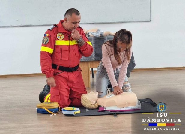 Sesiune de prim ajutor la Liceul „Ion Heliade Rădulescu” Sesiune de prim ajutor la Liceul "Ion Heliade Rădulescu", desfășurată de ISU Dâmbovița. Evenimentul a adunat 29 de elevi și cadre didactice