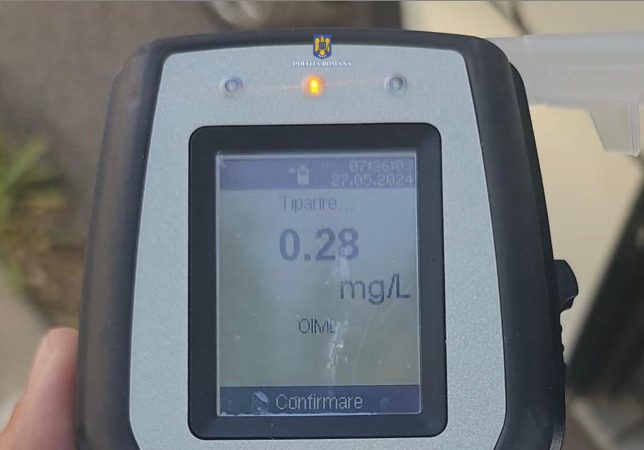 Șoferul unui autovehicul destinat transportului școlar, surprins de polițiști sub influența alcoolului.