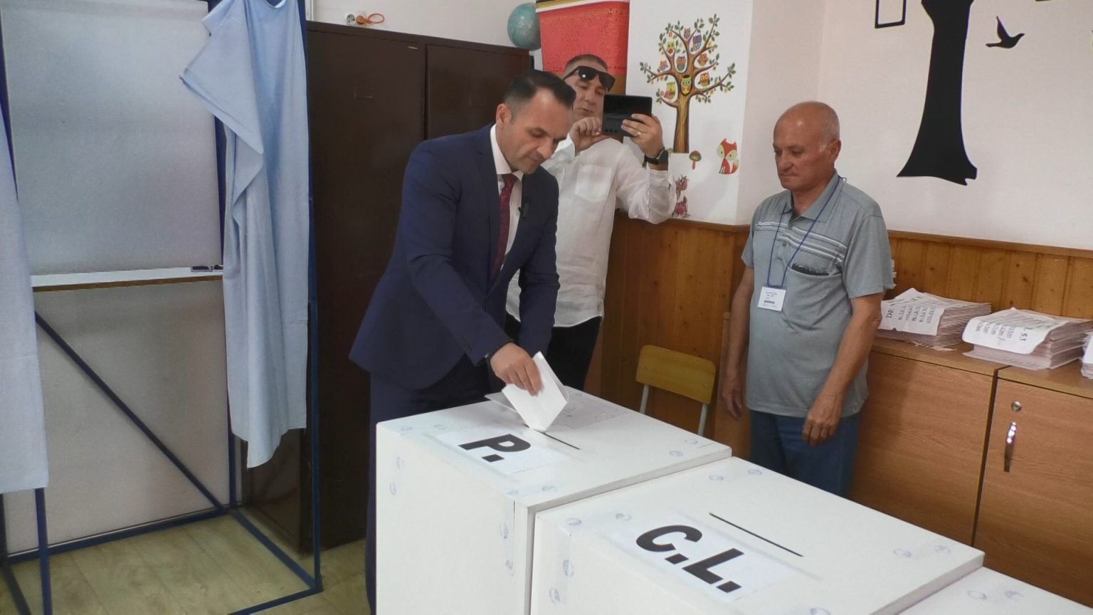 Primarul Daniel Cristian Stan a votat pentru dezvoltarea municipiului Târgoviște și a județului Dâmbovița. VIDEO Primarul Daniel Cristian Stan a votat la Colegiul Național Pedagogic „Constantin Cantacuzino” din Târgoviște, însoțit de președintele CJ Dâmbovița