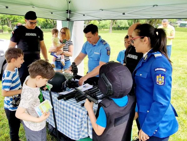 "Orășelul copiilor"  cu  jandarmii, polițiștii și pompierii  dâmbovițeni.