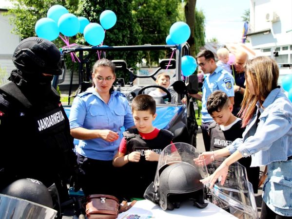 Sărbătoarea Copiilor: Jandarmeria și Poliția, alături de micuți Sărbătoarea Copiilor: Jandarmeria și Poliția, alături de micuți, a fost o zi plină de bucurie și entuziasm pentru copii, cu ocazia  Zilei Internaționale a Copilului.