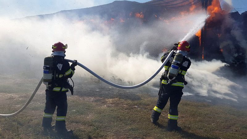Incendiu la o semiremorcă plină cu furaje în comuna Bucșani Incendiu la o semiremorcă plină cu furaje în comuna Bucșani, astăzi, în jurul orei 12:54, pompierii au fost solicitați