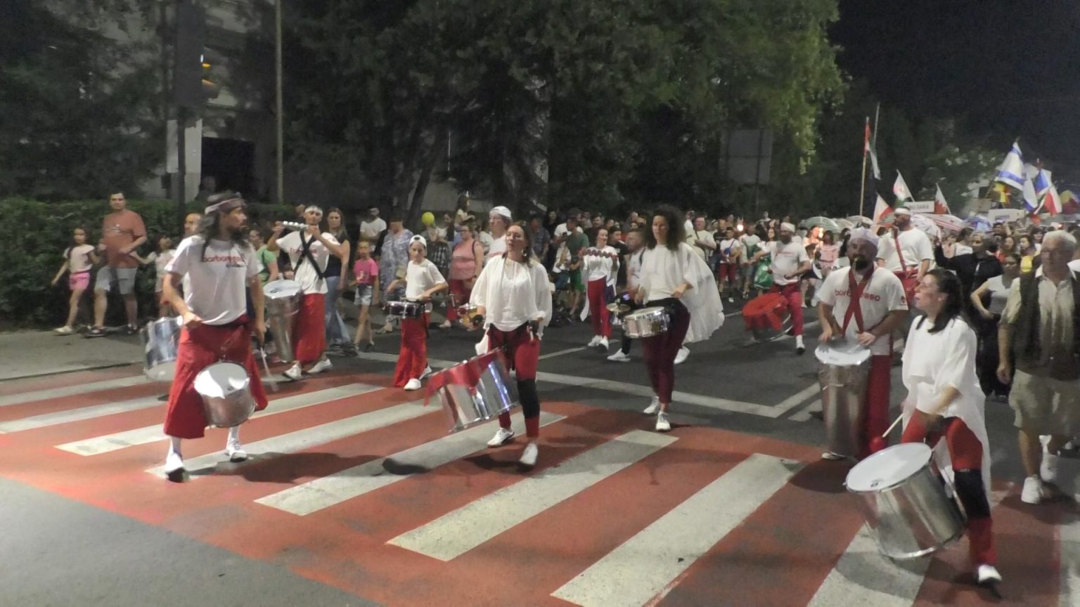 PARADA BABEL: Un spectacol plin de culori și diversitate culturală pe străzile municipiului Târgoviște. VIDEO În prima zi a festivalului Babel, municipiul Târgoviște a fost luat cu asalt de o paradă plină de culoare și energie, care a dat viață străzilor orașului, PARADA BABEL.