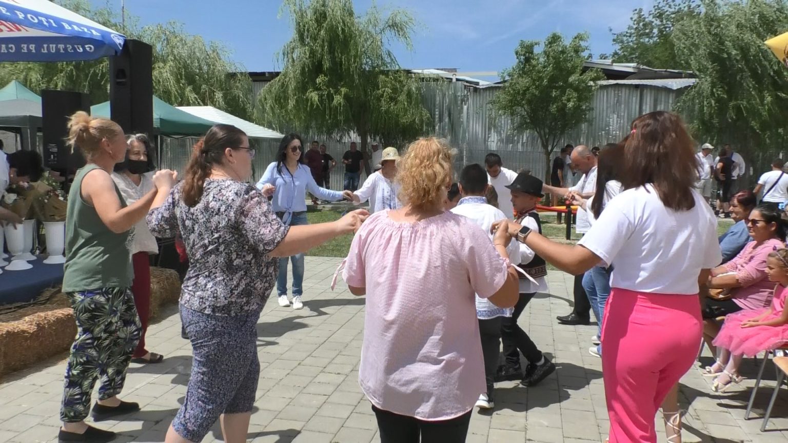 Cântec, voie bună și zâmbete: Sărbătoarea comunității din satele Colacu, Săbiești, Bălănești și Stănești. VIDEO Cântec, voie bună și zâmbete, oamenii din satele Colacu, Săbiești, Bălănești și Stănești s-au adunat într-o atmosferă plină de bucurie și entuziasm pentru a sărbători "Ziua fiilor și fiicelor satelor".