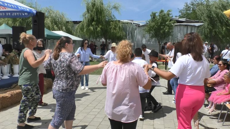 Cântec, voie bună și zâmbete: Sărbătoarea comunității din satele Colacu, Săbiești, Bălănești și Stănești. VIDEO Cântec, voie bună și zâmbete, oamenii din satele Colacu, Săbiești, Bălănești și Stănești s-au adunat într-o atmosferă plină de bucurie și entuziasm pentru a sărbători "Ziua fiilor și fiicelor satelor".