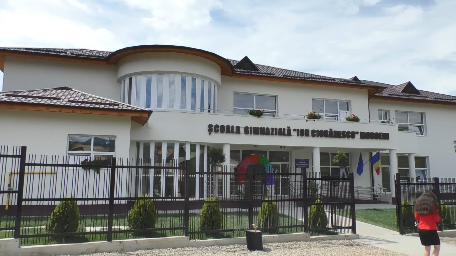 De 1 Iunie, copiii din comuna Moroeni au primit cadou o școală nou-nouță, dotată la standarde europene. VIDEO De 1 Iunie, copiii din comuna Moroeni au primit cadou o școală nou-nouță, dotată la standarde europene, o investiție mult așteptată de întreaga comunitate.