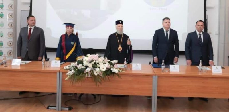 Universitatea "Valahia" din Târgoviște a sărbătorit cu fast și emoție 32 de ani de existență în cadrul unei ședințe festive a Senatului universitar.