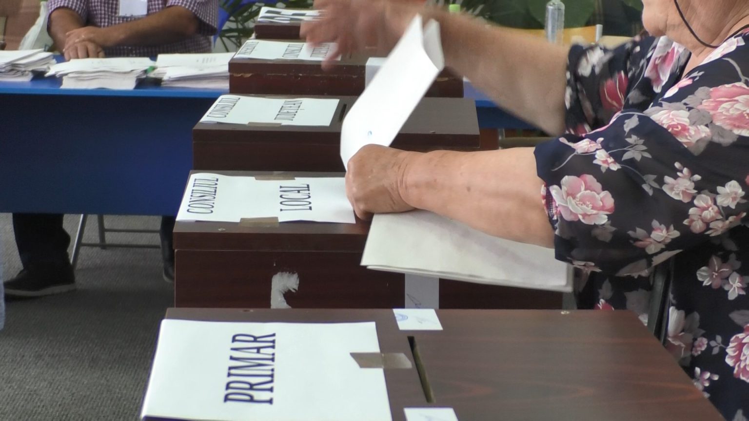 O femei din comuna Ocnița, în timpul exercitării dreptului la vot, și-a fotografiat buletinul de vot O femei din comuna Ocnița, în timpul exercitării dreptului la vot, și-a fotografiat buletinul de vot, deja a fost sancționată contravențional cu amendă în valoare de 600 de lei.