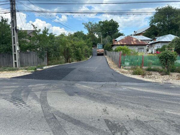 La Răzvad se continuă lucrările de asfaltare, alte două străzi vizate: Dispensar și tronsonul Lunca La Răzvad se continuă lucrările de asfaltare, alte două străzi vizate: Dispensar și tronsonul Lunca