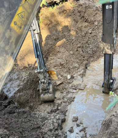 Vă informăm că în data de 27.06.2024, începand cu ora 09:30 până în jurul orelor 15.00, se furnizează apa potabilă cu presiune redusă în Zona de Nord a Municipiului Târgoviște și comunele alimentate din Sistem: Aninoasa, Șotânga, Doicești, Răzvad și Gura Ocniței, din cauza unei avarii majore la conducta de aducțiune apă potabilă, Stație pompare Dragomirești Nord – Rezervoare Priseaca. Avand in vedere ca ne confruntăm cu o reducere constantă a debitelor de apă ale sursei cauzată de secetă, fenomen ce nu poate fi prevenit şi nici stopat, în aceste perioade orice consum exagerat poate conduce la presiune scăzută sau chiar la lipsa apei pentru o parte din consumatori. Se recomandă ca la reluarea furnizării apei în zona de aprovizionare afectată și până la emiterea rezultatelor monitorizării calității apei potabile, să nu se folosească apa pentru consumul uman, decât dupa limpezirea și fierberea apei timp de 10 minute. Rezultatele analizelor de laborator vor fi afișate pe site-ul Companiei de Apa Tărgoviște Dâmbovița, la adresa : catd.ro/index.php/comunicare/opriri-apa/arhiva-opriri-apa. Ne cerem scuze pentru disconfortul creat și vă asigurăm că echipele noastre depun toate eforturile necesare, pentru a reduce la minimum intervalul orar în care consumatorii sunt afectați de aceasta reducere de presiune a apei potabile. BIROUL DE PRESA AL COMPANIEI DE APA TARGOVISTE DAMBOVITA SA