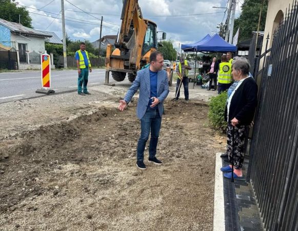 Comuna Răzvad se transformă radical: Modernizare extinsă a infrastructurii Primarul comunei Răzvad, Emanuel Spătaru, a anunțat începerea unui proiect ambițios de modernizare a tramei stradale pe o lungime de 9 km.