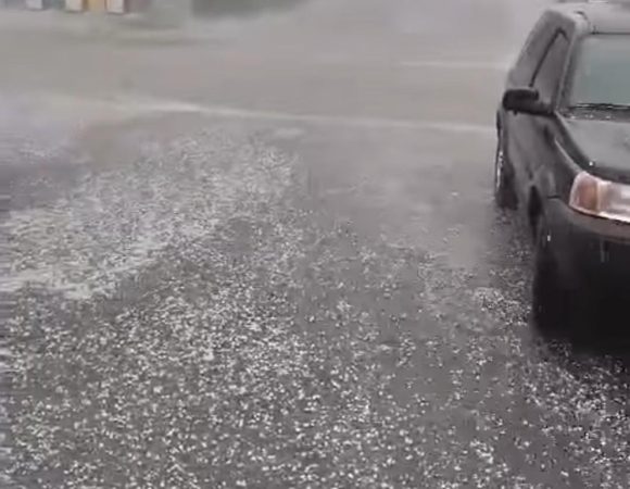 După 36 de grade Celsius,,Sibiu și Cisnădie au fost lovite de o furtună puternică în această după-amiază, însoțită de grindină.