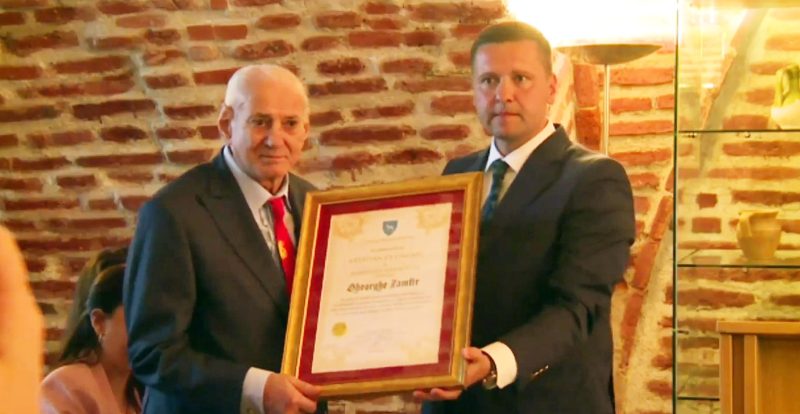 Maestrul naiului, Gheorghe Zamfir, a primit titlul de cetățean de onoare al județului Dâmbovița Maestrul naiului, Gheorghe Zamfir, a primit astăzi, titlul de cetățean de onoare al județului Dâmbovița, în cadrul unei ședințe festive