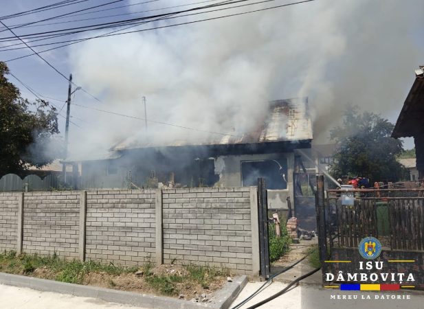 Casă cuprinsă de flăcări la Răzvad Casă cuprinsă de flăcări la Răzvad, Detașamentul de Pompieri Târgoviște a fost solicitat să intervină într-un incendiu care
