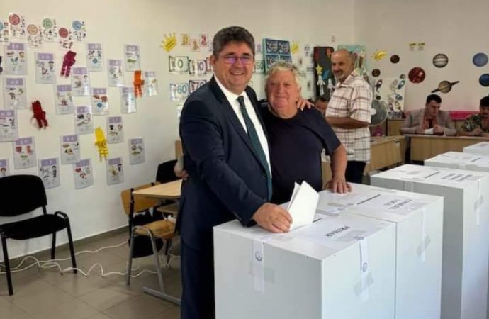 Încredere și optimism: Primarul Marius Caraveţeanu deja a votat și îi invită pe răcăreni la votare Încredere și optimism: Primarul Marius Caraveţeanu deja a votat și îi invită pe răcăreni la votare Primarul, orașului Răcari Marius Caraveţeanu