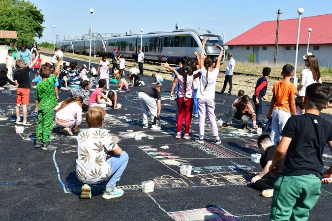 La Gara Ghergani, elevii au transformat proaspătul asfaltul într-o pânză colorată La Gara Ghergani, elevi au transformat asfaltul într-o pânză colorată prin desenele realizate.