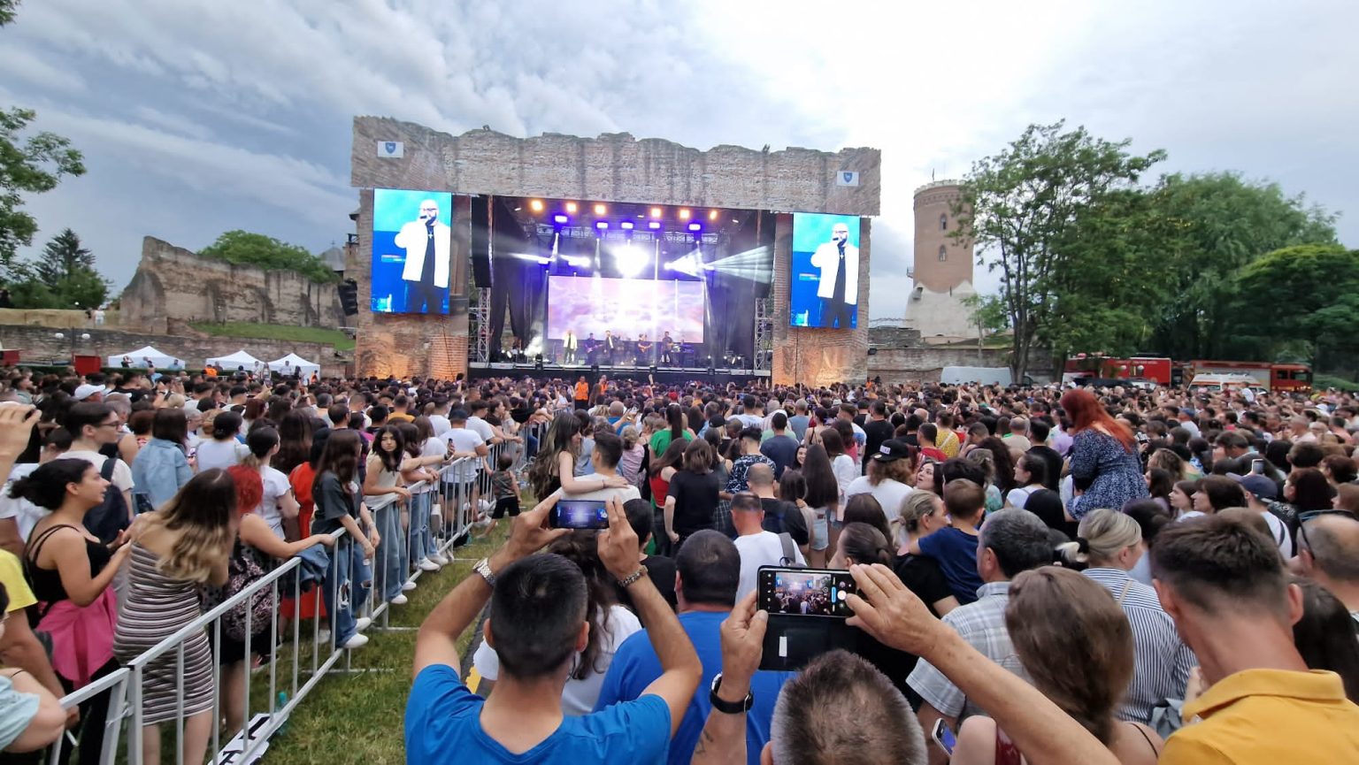 Seară magică cu 3 SUD EST și THE MOTANS și un superb foc de artificii la Târgoviște, în cadrul Zilelor județului Dâmbovița.