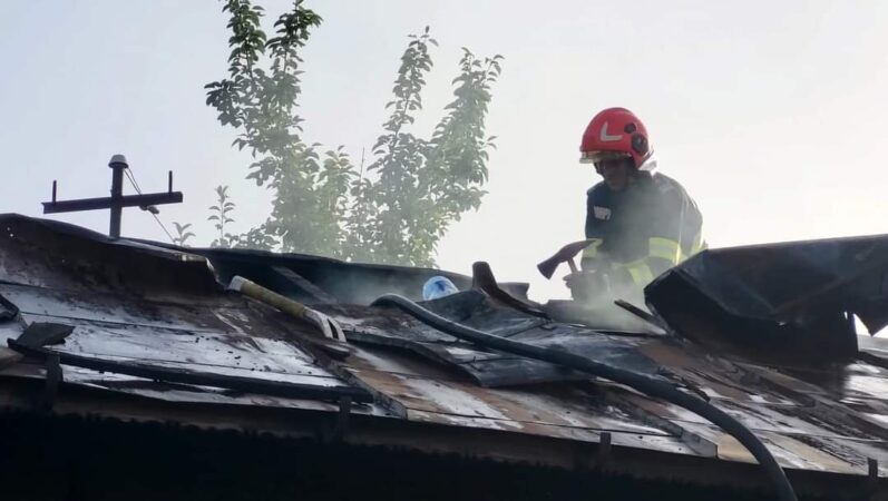 Incendiu puternic în comuna Odobești, în jurul orei 10:11, pompierii au fost solicitați să intervină în cazul unui incendiu